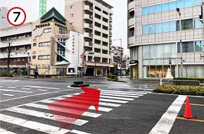金町8の交差点には、みずほ銀行や千成寿司本店があります。横断歩道を渡ったら到着です。