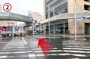 名鉄岐阜駅前信号を渡ります。